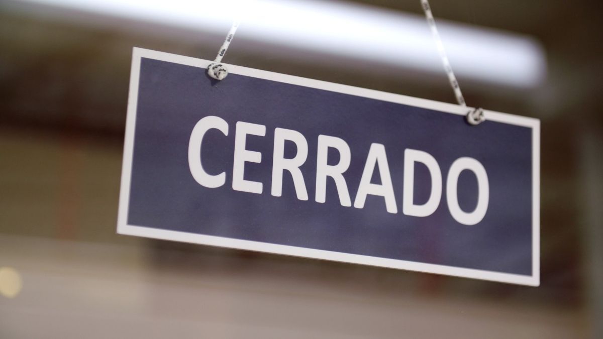 Una empleada en una tienda de ropa Una empleada en una tienda de ropa