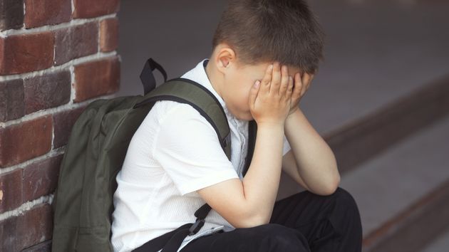 Un niño llorando en el colegio
