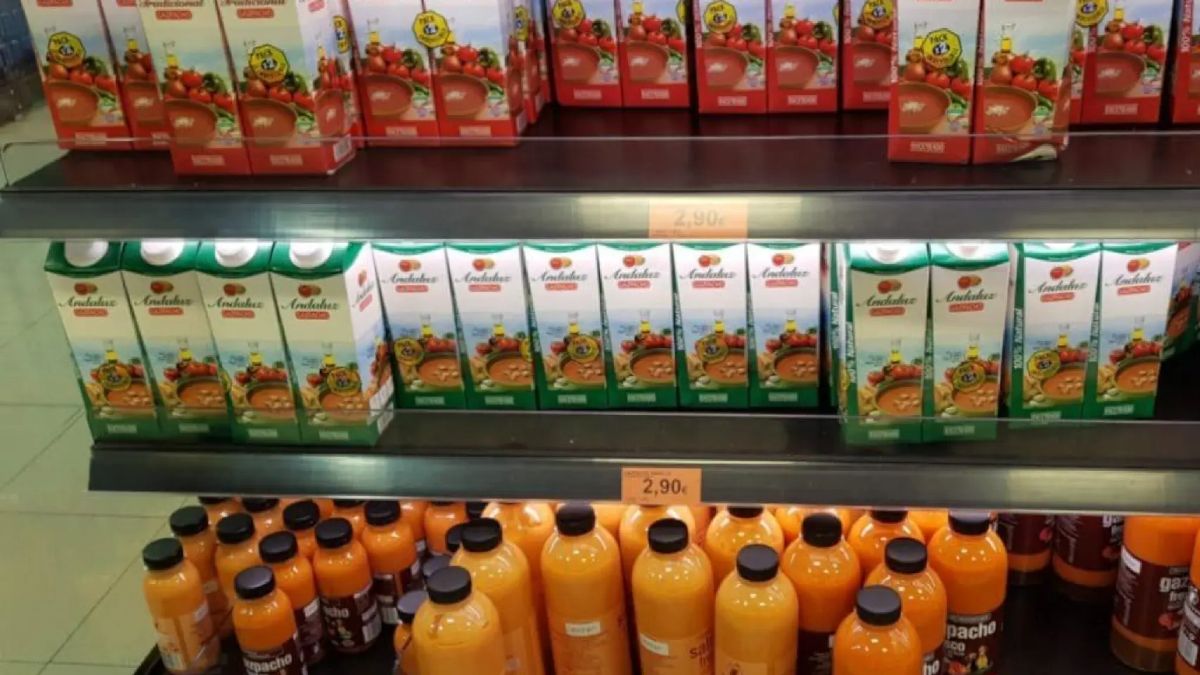 Gazpacho y salmorejo en la estantería de un supermercado Gazpacho y salmorejo en la estantería de un supermercado