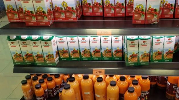 Gazpacho y salmorejo en la estantería de un supermercado