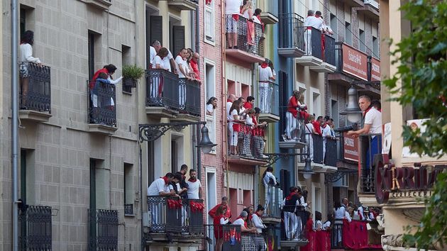 Turistas disfrutando en los balcones de Pamplna de los San Fermines