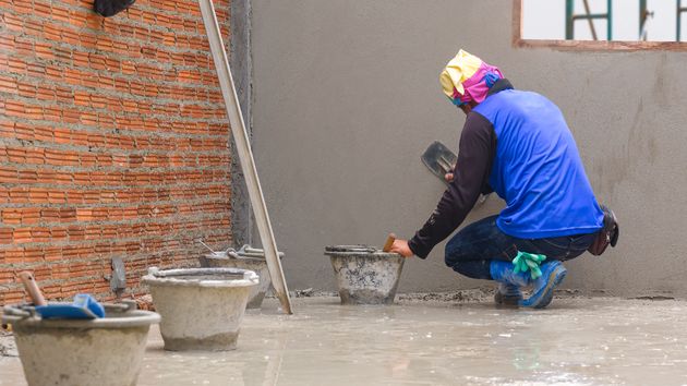 Una persona haciendo una reforma 