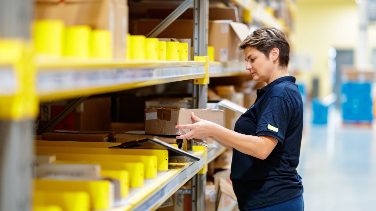 Ofertas de empleo hoy 11 de julio de 2025 en España: últimas vacantes publicadas para sector público y privado Una mujer trabajando en un almacén