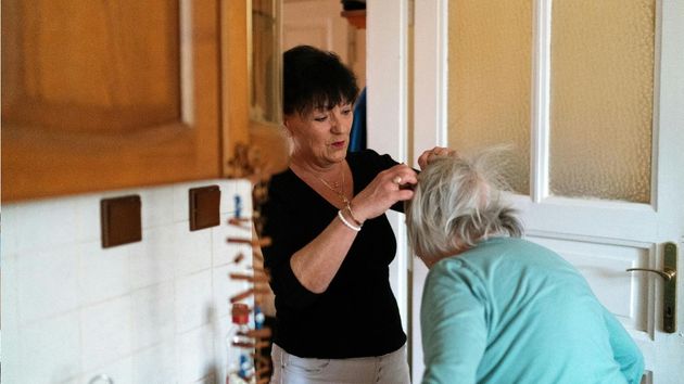 Una anciana con su cuidadora