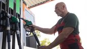 El dueño de una gasolinera en el surtidor