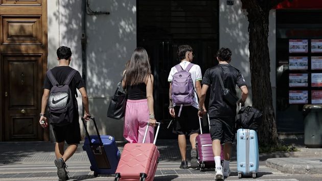 Turistas de camino a una vivienda 