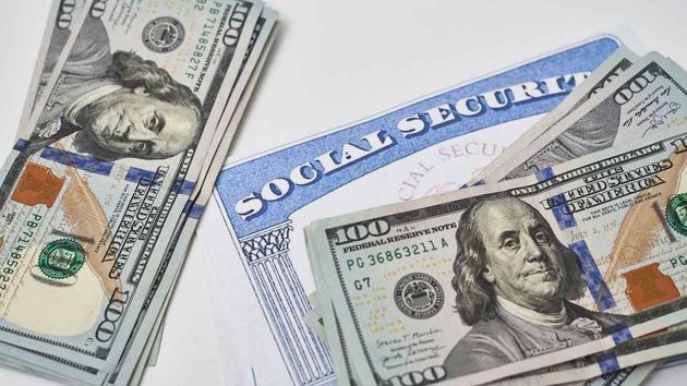 Billetes de dólares y tarjeta de Seguridad Social