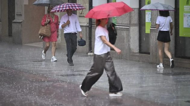 Personas con lluvia