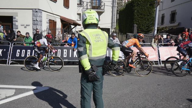 Ciclistas y un Guardia Civil de Tráfico