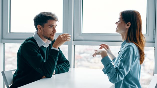 Dos personas hablando e interumpiendo