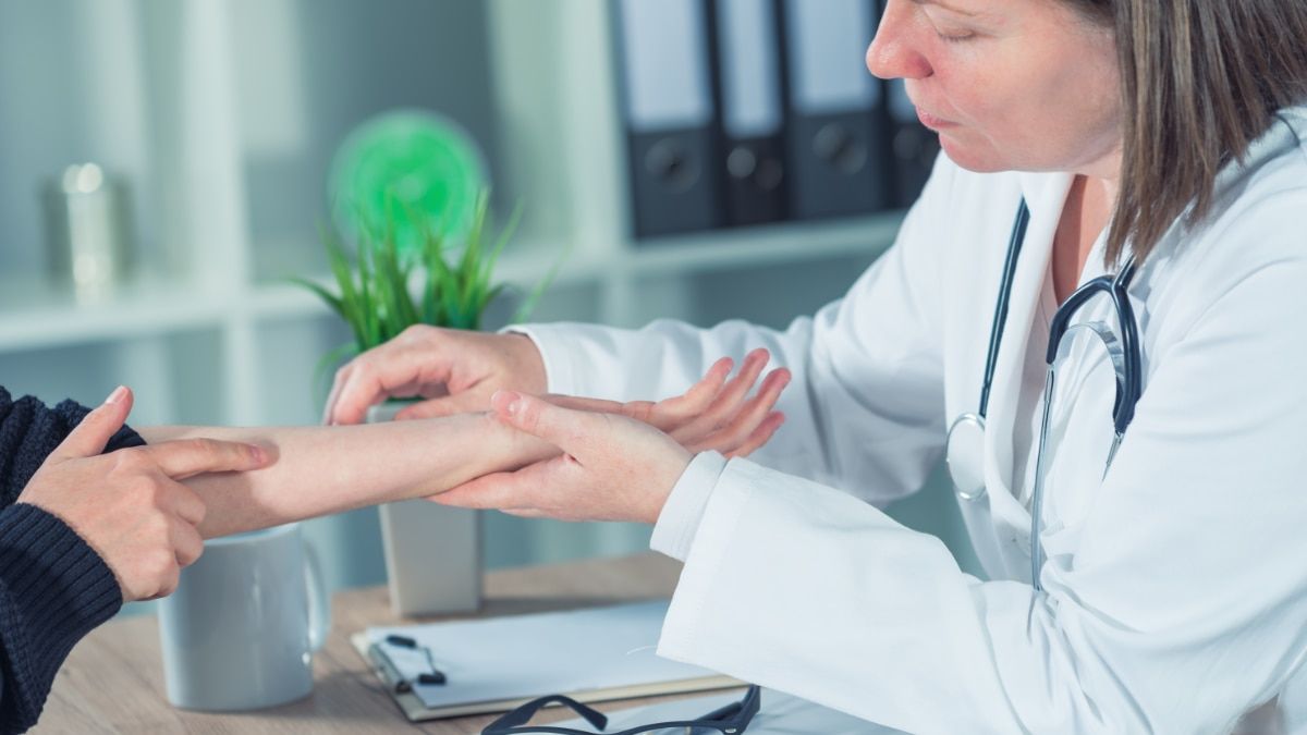 La Seguridad Social obligada a pagar 60.993,84 euros de incapacidad permanente a una trabajadora que sufrió una caída no laboral médico examina una paciente