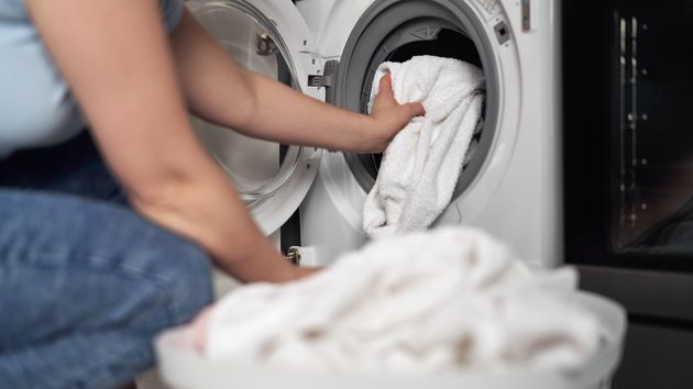 Una microbióloga deja claro con qué frecuencia deberías lavar tu ropa de cama: “millones de bacterias y hongos se transfieren a…”