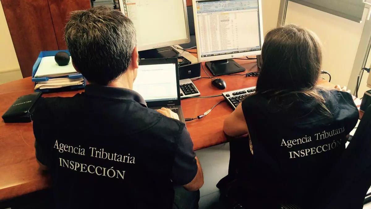 Cuánto cobra un inspector de Hacienda en España y cuáles son sus funciones Dos inspectores de la Agencia Tributaria analizando datos en sus ordenadores