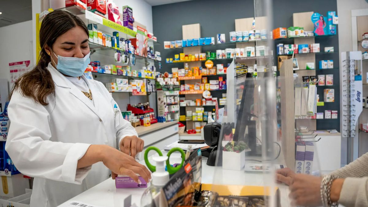 Sanidad ofrece becas de hasta 1.686,33 euros al mes durante 4 años: qué titulados universitarios pueden solicitarlas Una graduada en Farmacia trabajando