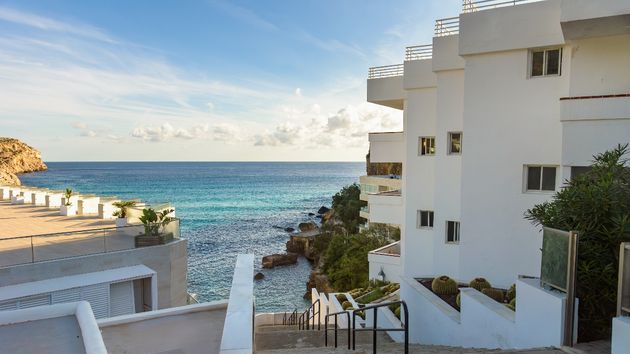 Una pareja paga 1.550 euros por un apartamento con vistas al mar, y antes de soltar las maletas ya se han arruinado las vacaciones
