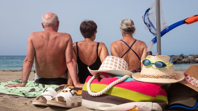 Jubilados sentados en la playa