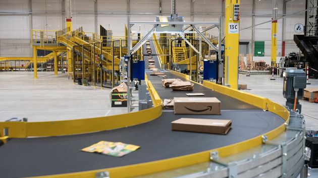 Visita al laboratorio de robots de Amazon: así funciona la tecnología que prepara los pedidos que llegan a tu casa