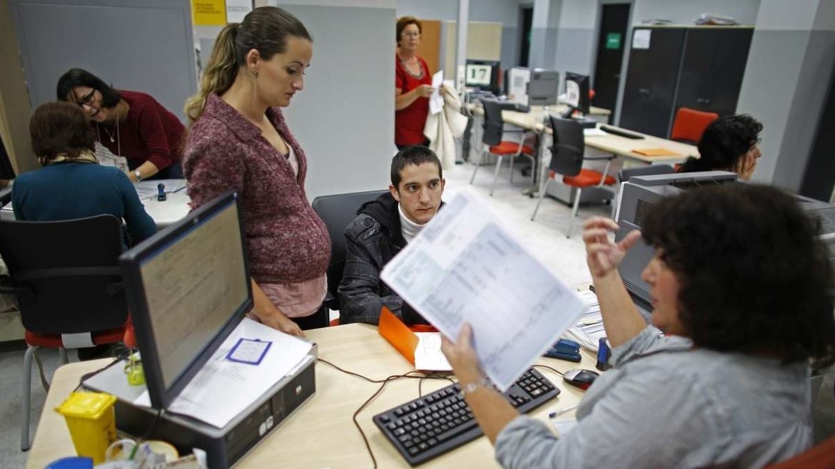 Grupo de funcionarios de la administración trabajando Grupo de funcionarios de la administración trabajando