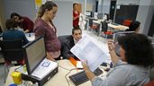 Grupo de funcionarios de la administración trabajando