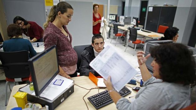 Grupo de funcionarios de la administración trabajando