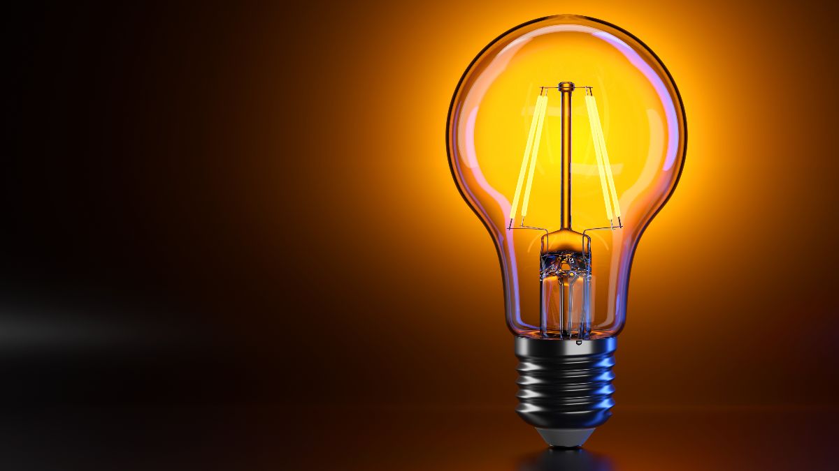 El precio de la luz hoy 15 de julio de 2025 por horas: las horas más baratas y caras dentro del PVPC Bombilla de luz brillante encendida
