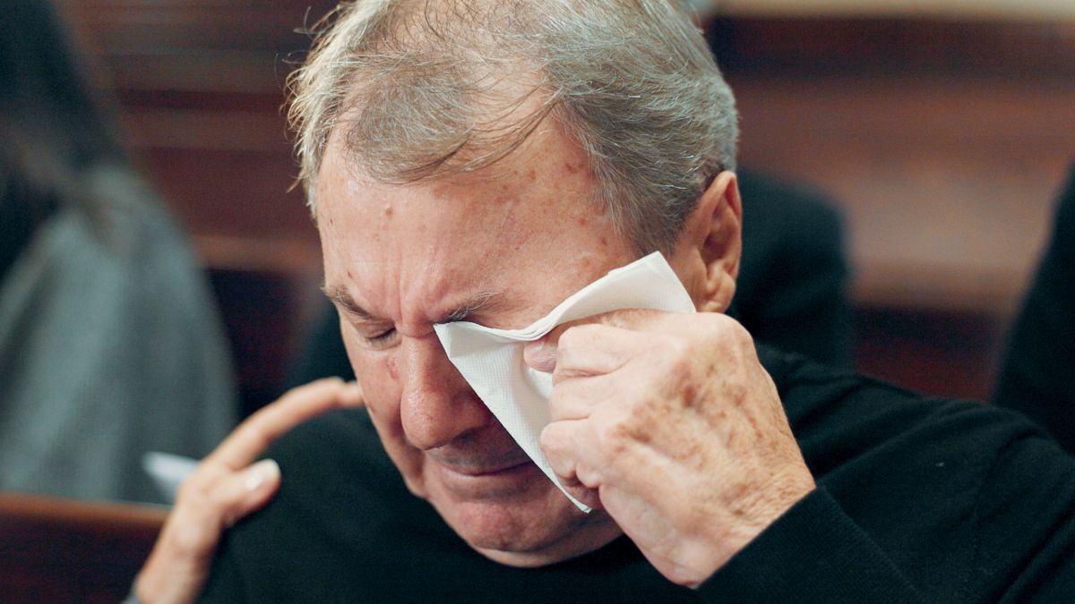 Un anciano llorando Un anciano llorando