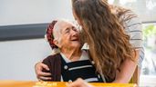 Mujer joven con anciana