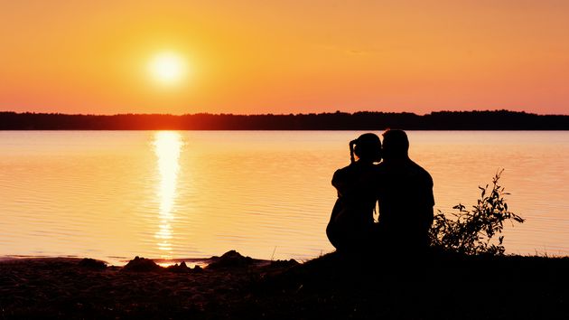 Una pareja feliz viendo el atardecer