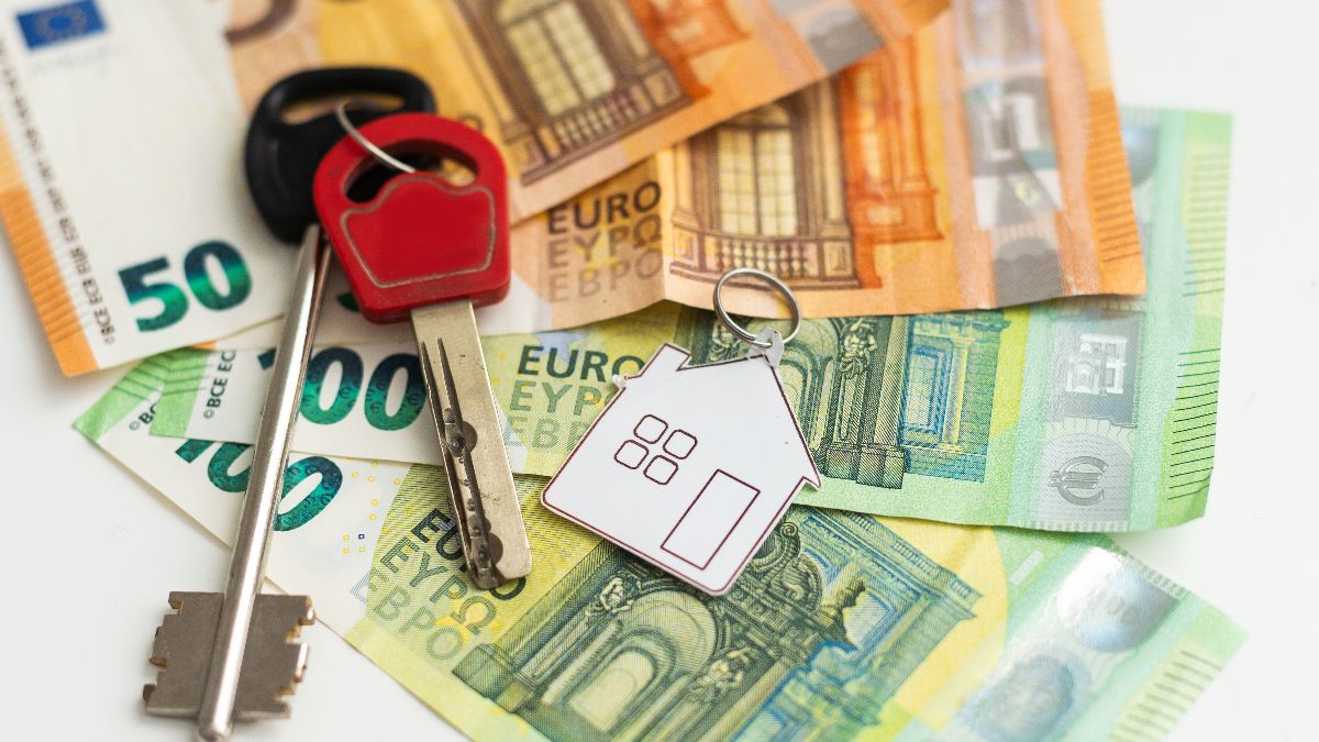 Las llaves de una casa sobre billetes de euro Las llaves de una casa sobre billetes de euro