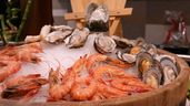 Un plato de ostras y gambas