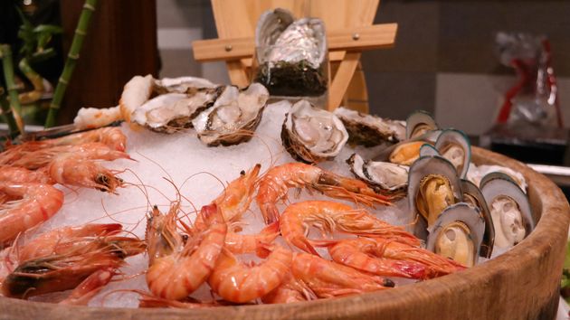 Un plato de ostras y gambas