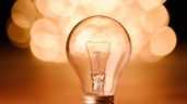 Bombilla de luz con destellos de fondo
