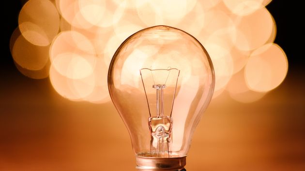 Bombilla de luz con destellos de fondo