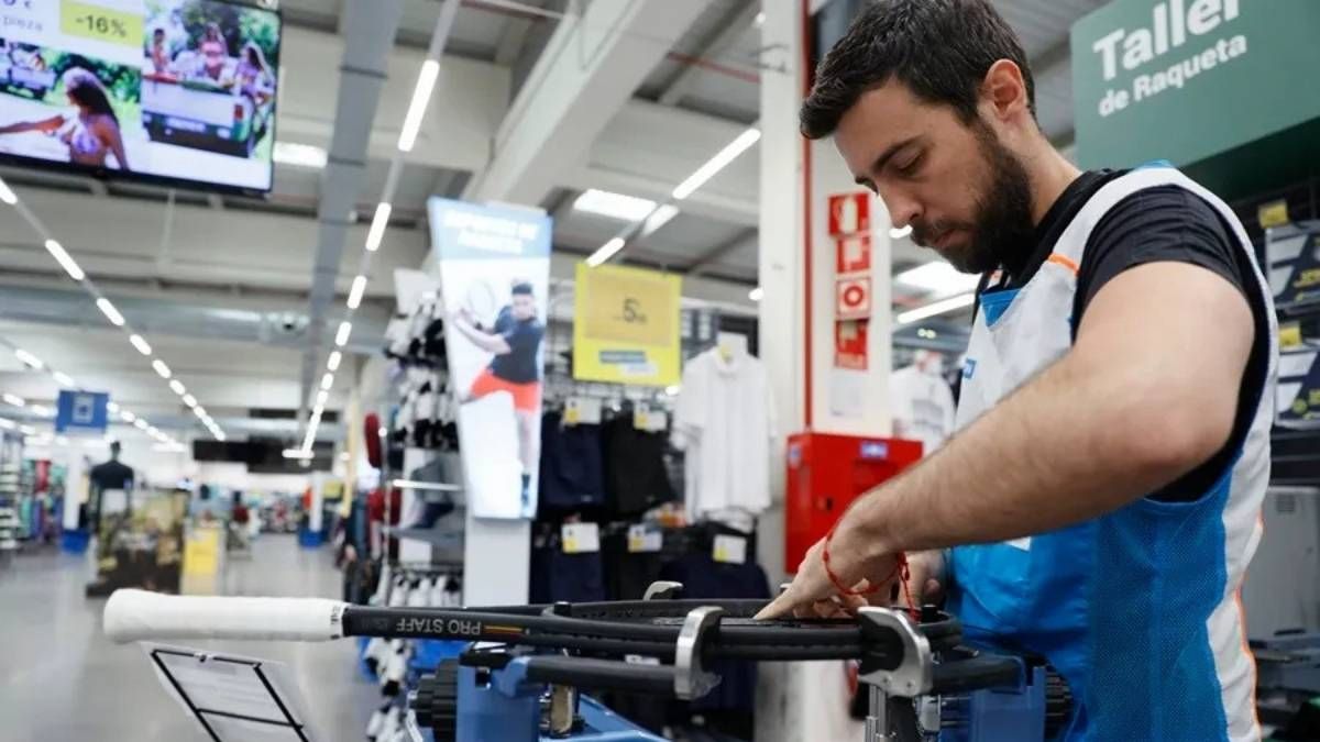 Un empleado de Decathlon Un trabajador de Decathlon