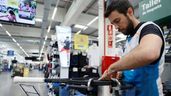 Un trabajador de Decathlon