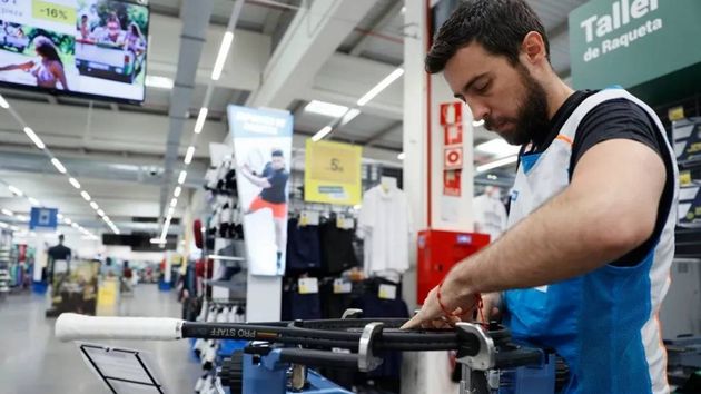 Un trabajador de Decathlon
