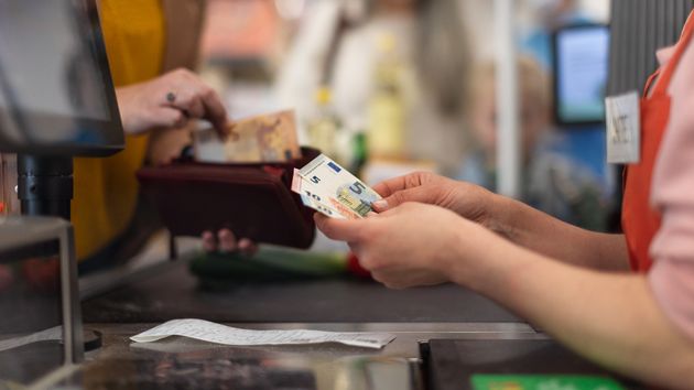 Una cajera de supermercado