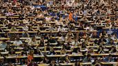 Muchas personas haciendo un examen de oposiciones