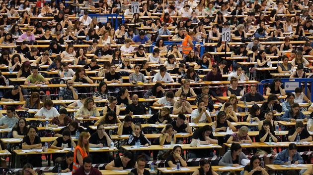 Muchas personas haciendo un examen de oposiciones