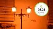 Una farola encendida en la calle y el precio de la luz