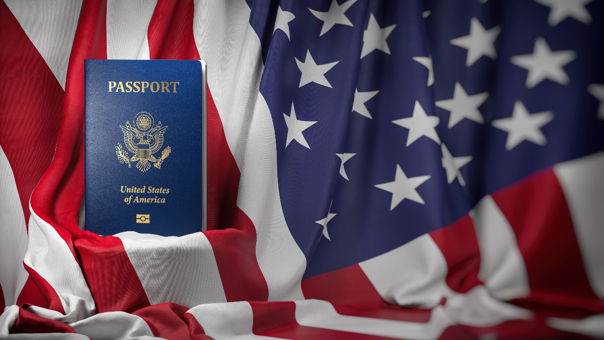 Un pasaporte de Estados Unidos y la bandera Un pasaporte de Estados Unidos y la bandera