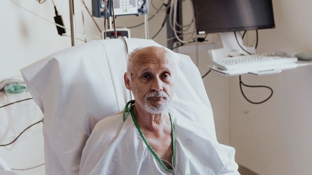 un hombre con cancer en el Hospital