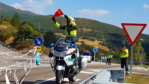 Un agente de Tráfico de la Guardia Civil mostrando una bandera roja en carretera