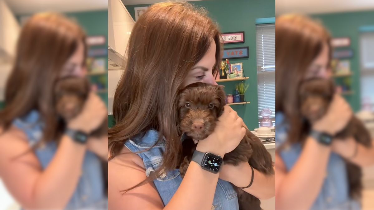 Una imagen de la influencer con el cachorro Una imagen de la influencer con el cachorro