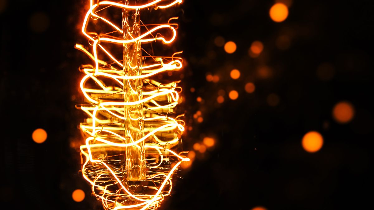 El precio de la luz hoy 18 de julio de 2025 por horas: las horas más baratas y caras dentro del PVPC Bombilla encendida, sobre fondo negro