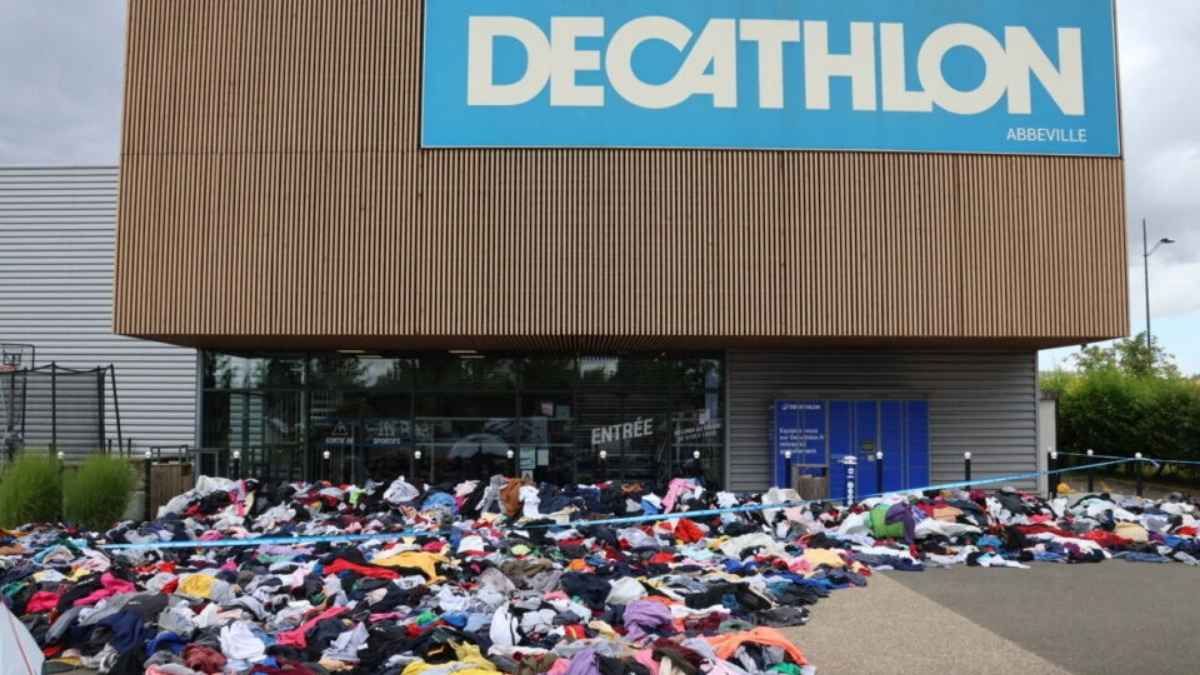 La entrada al Decathlon de Abbeville con mucha ropa acumulada
