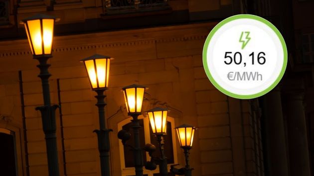 Unas farolas en la calle y el precio de la luz