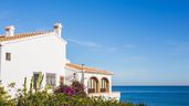Una casa con jardín y vistas al mar 