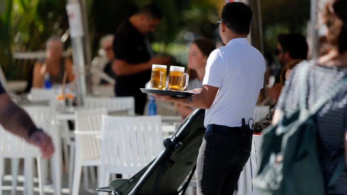 Despiden a un camarero por una mala reseña al servir como aperitivo un plato no consumido de otra mesa: la justicia declara que es procedente Un camarero trabajando