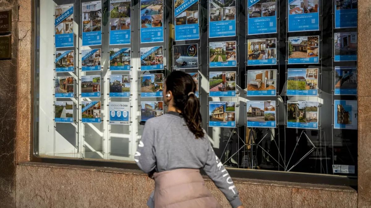 Una mujer consultar pisos en venta